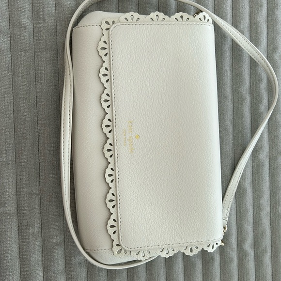 kate spade Handbags - EUC Kate Spade Fordham court scallop flap leather crossbody bag